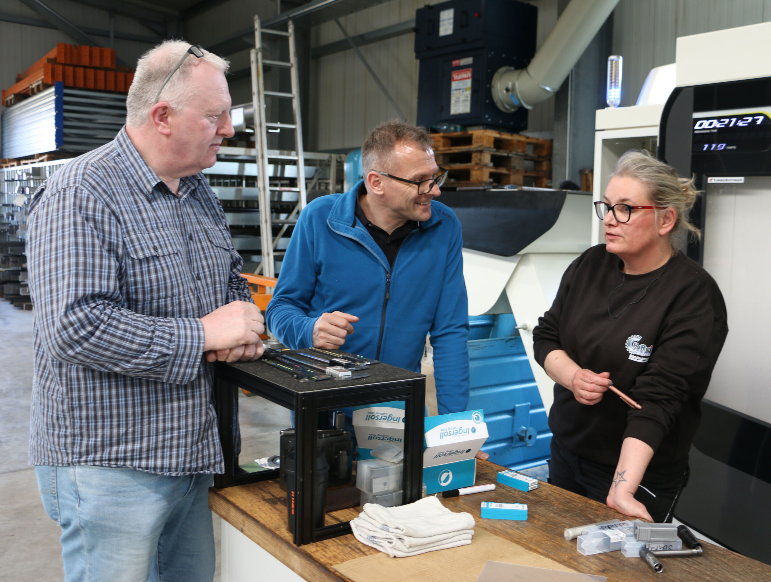 Brachten die Produktivit&auml;t auf ein neues Level (v.l.): Harry Reichstein (Gesch&auml;ftsf&uuml;hrer HaRei), Siegfried Bayer, technischer Berater bei Ingersoll, und HaRai-Zerspanerin Bianca Fischer.