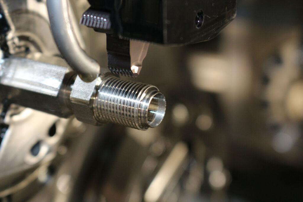 Mit speziell f&uuml;rs Gewindestechen ausgelegten Pentacut-Sonderwerkzeugen von Iscar schneidet AVS R&ouml;mer das Gewinde einer geraden Schottverschraubung aus Edelstahl jetzt doppelt so schnell wie beim Drehen oder Fr&auml;sen. 