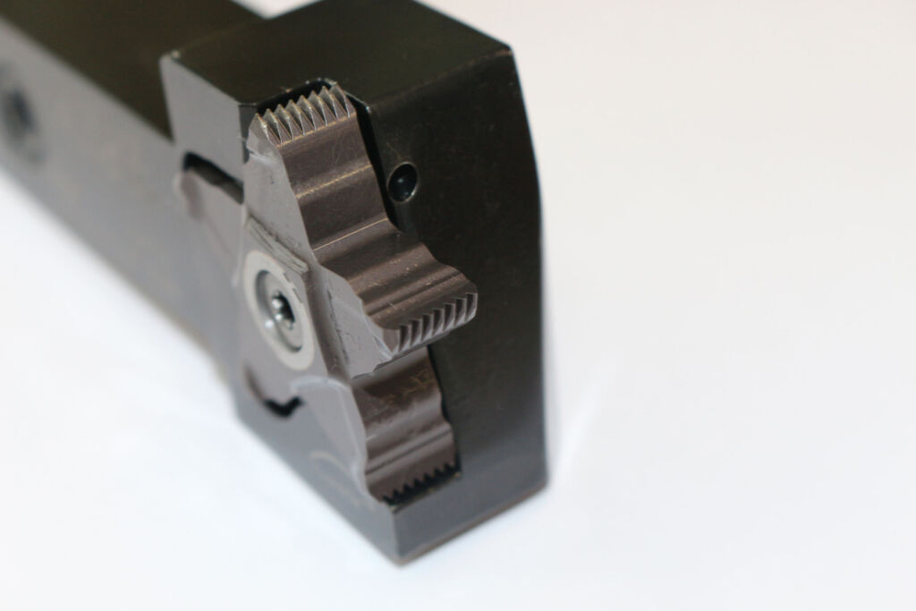 Die K&uuml;hlmittelzufuhr direkt in die Schnittzone sorgt daf&uuml;r, dass bei der Bearbeitung nicht zu viel W&auml;rme ins Werkzeug wandert, die der Schneide zusetzen k&ouml;nnte. 