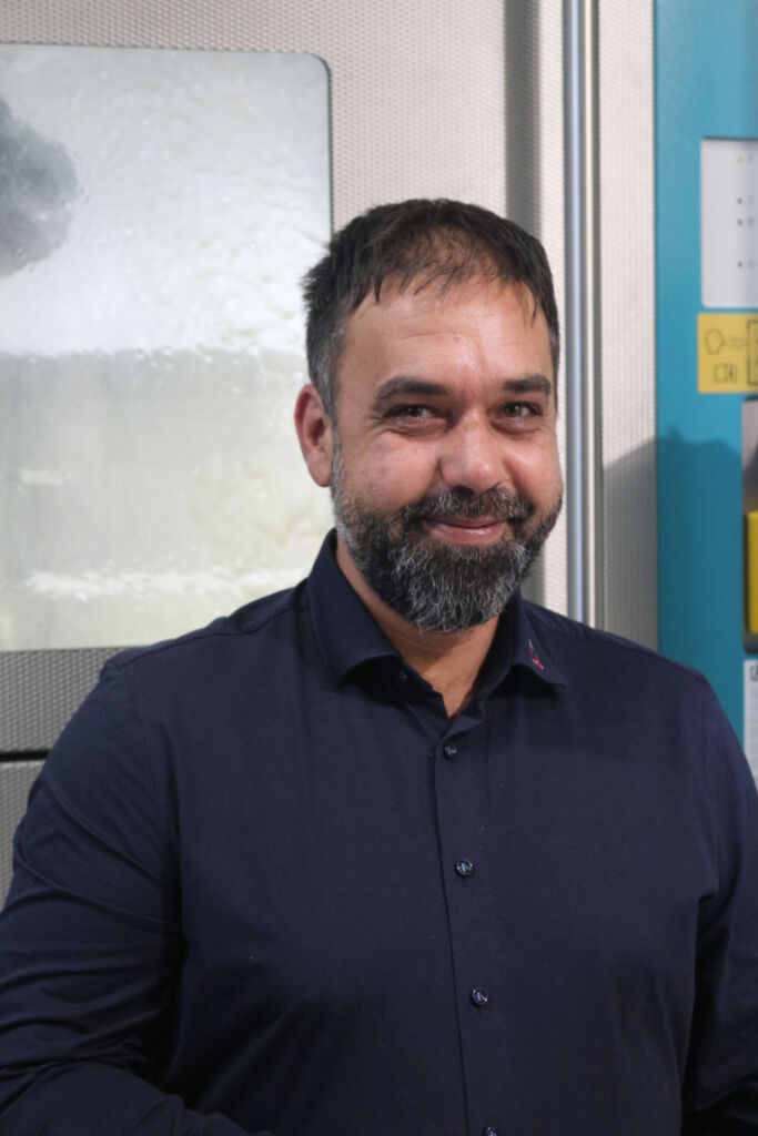 &bdquo;Mit der Pentacut konnten wir nicht nur die Bearbeitungszeit mehr als halbieren, dank der f&uuml;nf Schneiden die Werkzeugkosten senken und auch noch die Standzeit von 600 auf 2.000 Teile je Schneide deutlich steigern&ldquo;, z&auml;hlt Markus Greipl, Abteilungsleiter mechanische Fertigung CNC bei AVS R&ouml;mer, auf. &bdquo;Wir haben zudem einen weiteren innovativen Prozess integriert, mit dem wir uns von anderen Anbietern abheben und der uns neue M&ouml;glichkeiten erschlie&szlig;t.&ldquo; 