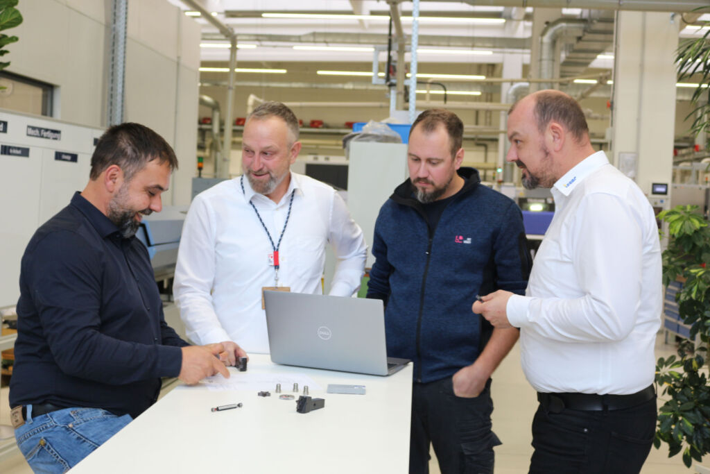 Markus Greipl, Abteilungsleiter mechanische Fertigung CNC bei AVS R&ouml;mer, Hubert Fischer, Beratung und Verkauf bei Iscar, Christian Wenig, stellvertretender Abteilungsleiter mechanische Fertigung CNC bei AVS R&ouml;mer, und Iscar-Anwendungstechniker Armin Zillner (v.l.) haben das Gewindestechen erfolgreich etabliert.
