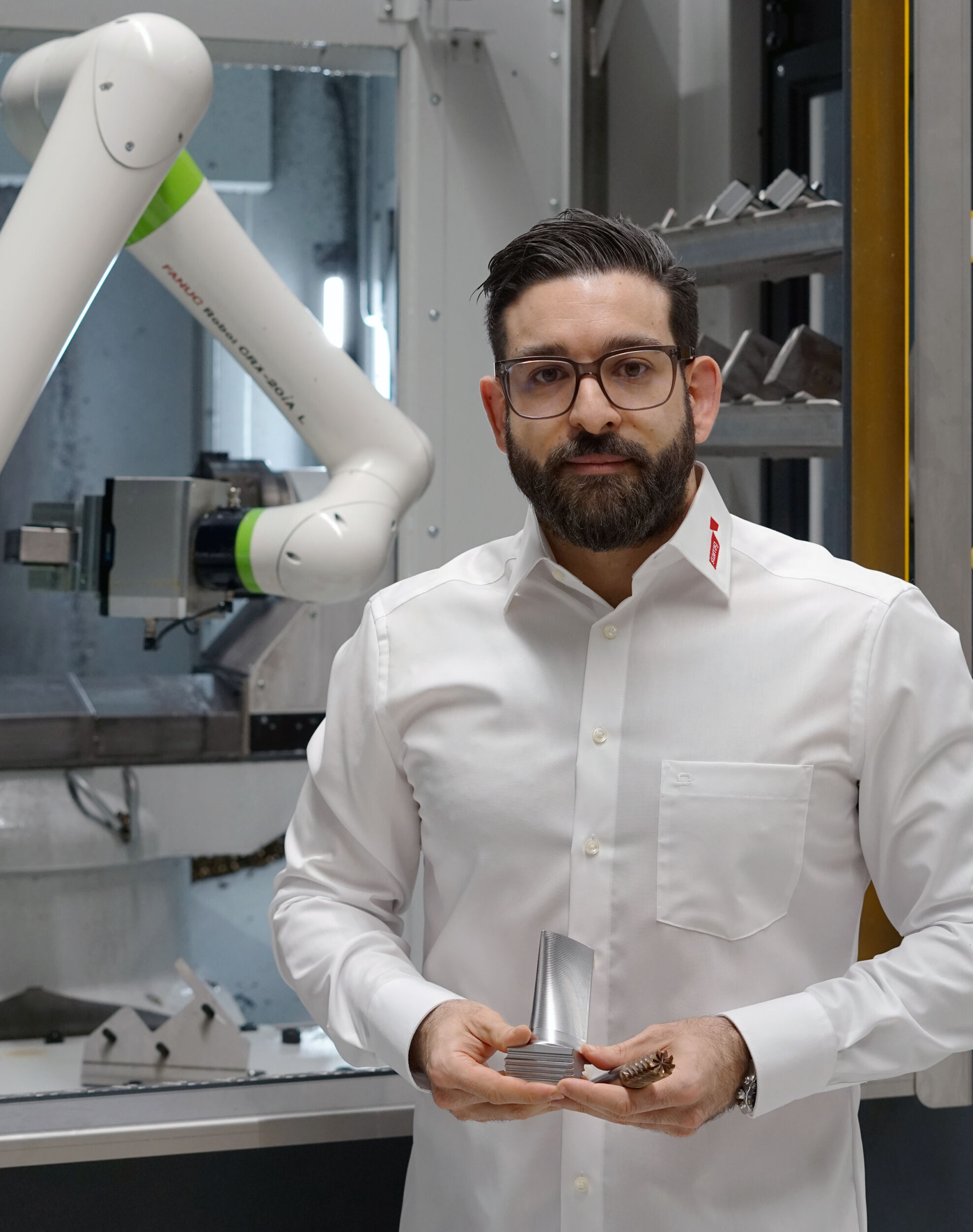 Maschinen - und viel mehr Sofian Regaz, Starrag Sales Manager Aerospace & Turbine Technology: "Wir sehen uns nicht als reinen Maschinenhersteller, sondern als Lösungsanbieter für Produktionsprozesse im Luftfahrt- und Turbinen-Sektor. Das reicht von Standalone-Anlagen bis hin zu Flexiblen Fertigungssystemen, die der Kunde von uns komplett aus einer Hand erhalten kann."