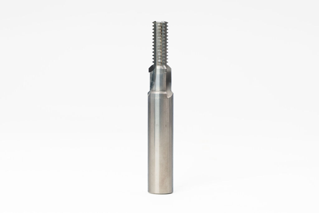 Mit der Vollmer Lasermaschine VLaser 370 lassen sich Gewindefr&auml;ser mit Durchmessern von 8mm (links, Z3) oder 13mm (rechts, Z3) hocheffizient bearbeiten. 