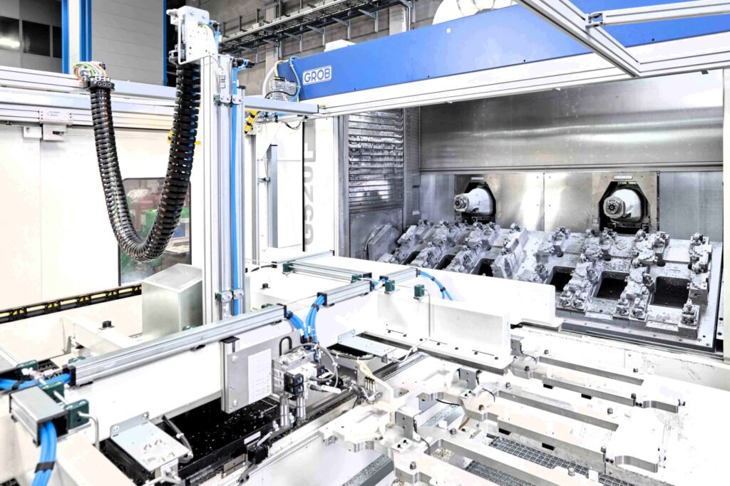 Die G520F im Einsatz bei Druckguss Westfalen zur Bearbeitung von Aluminiumgeh&auml;usen f&uuml;r die Automobilindustrie: Durch die Integration des Schwenkwechslers lie&szlig; sich die Effizienz weiter steigern.