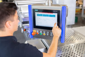 Der Maschinenhersteller Schreyer hat die Visualisierung der Smart Services von Wittenstein Alpha in die Bedienoberfläche der Maschine integriert und macht sie so für den Bediener oder das Servicepersonal direkt zugänglich.