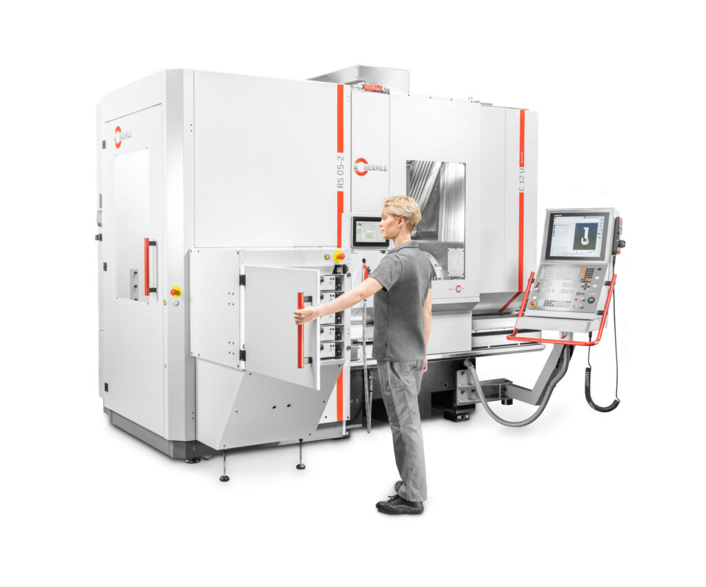 5-Achs-Bearbeitungszentrum C 12 GEN2 mit Robotersystem RS 05-2, Zusatzmagazin ZM 35 und Heidenhain TNC7 Steuerung: Bearbeitung einer Magnet-PIN-Medaille aus Aluminium.