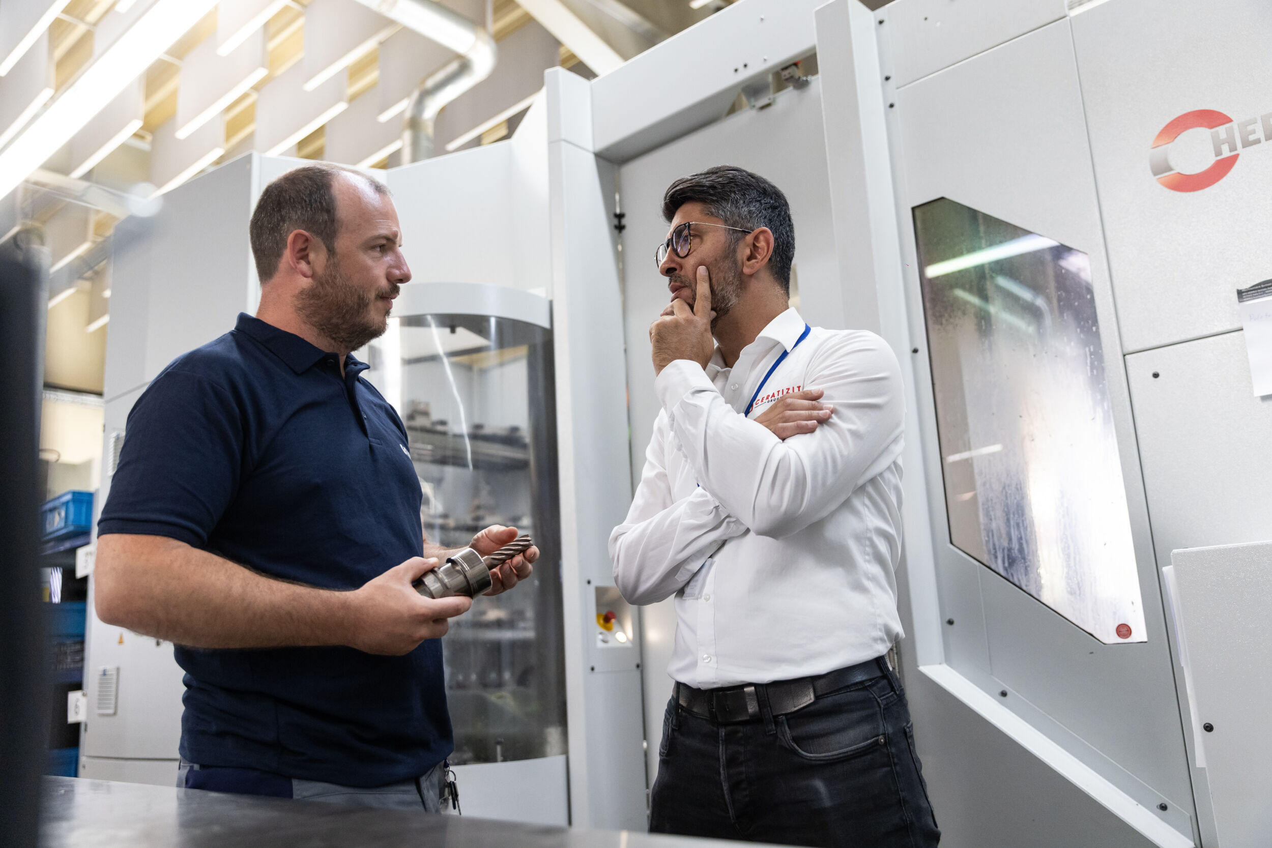 Leuka-Fertigungsleiter Michael Mangold (l.) und Baris Dogan, Technical Sales Engineer bei Ceratizit, sind hochzufrieden mit dem neu entwickelten Fräser zur Titanbearbeitung.
