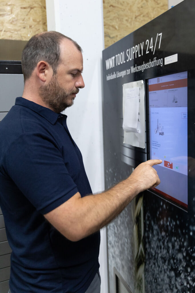 &bdquo;Wir k&ouml;nnen uns Maschinenstillstand nicht leisten&ldquo;, betont Michael Mangold. &bdquo;Deshalb haben wir mit dem Tool-O-Mat von Ceratizit ein System integriert, bei dem Werkzeuge jederzeit verf&uuml;gbar sind.&ldquo; 