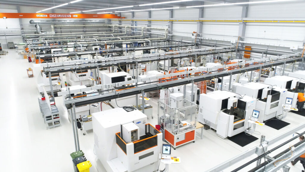 Die klimatisierte Halle f&uuml;r die Drahterodieranlagen ist blitzsauber und sorgf&auml;ltig durchorganisiert.