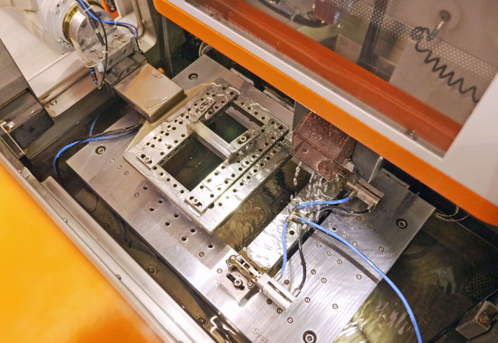 Drahterodiermaschinen bilden das R&uuml;ckgrat der Fertigung. 