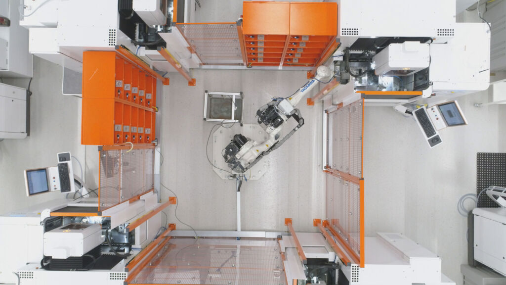 Raffinierte Automation: Ein Roboter bedient gleich vier Drahterodiermaschinen mit palettierten Werkst&uuml;cken. 