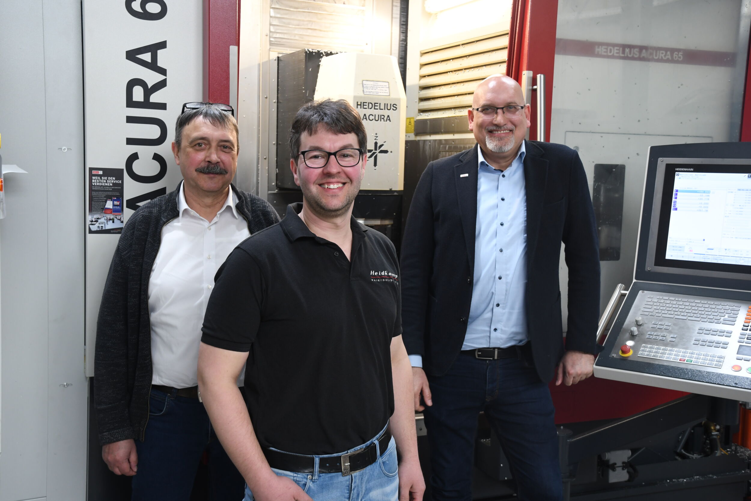 Entwickelten f&uuml;r die Einzel- und Kleinserienfertigung in H&uuml;llhorst ein leistungsf&auml;higes flexibles Konzept (v.l.): Reiner Hartmann von Gressel, Gesch&auml;ftsf&uuml;hrer Jan Heidkamp und Michael J&uuml;rging, Gesch&auml;ftsf&uuml;hrer des gleichnamigen Unternehmens f&uuml;r Werkzeugmaschinen und Zerspanungstechnik, der die Hedelius Acura 65 vermittelte.