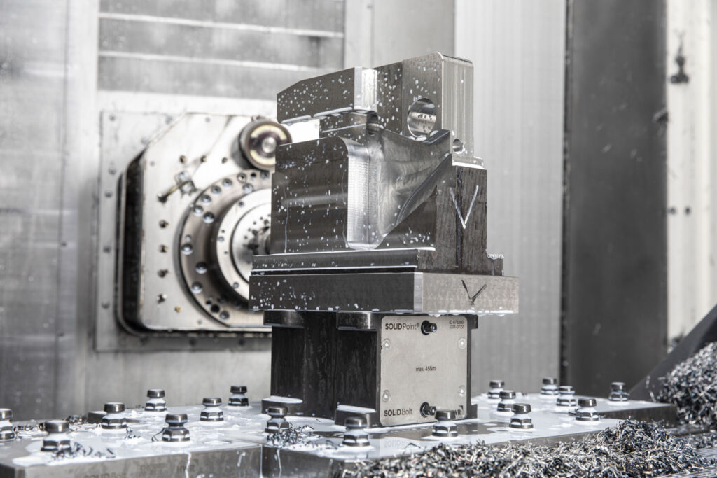 In Arbeit bei CNC-Technik Heil: Aufnahme des Bauteils &uuml;ber die direkt ins Werkst&uuml;ck eingebrachten SolidPoint-Bolzen - das erspart einen Zentrierspanner und damit R&uuml;stkosten sowie Aufbauh&ouml;he. 