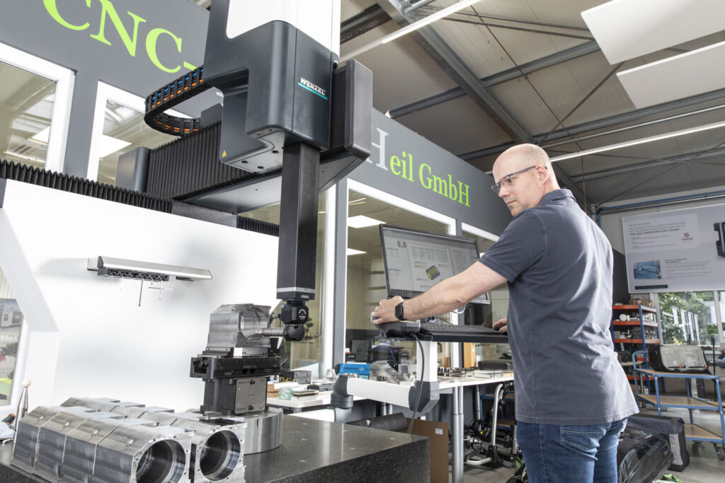 Leidenschaftlicher Metaller Torsten Heil: Bei CNC-Technik Heil in Nordrhein-Westfalen entstehen Einzelst&uuml;cke und Prototypen, oft als Basis f&uuml;r die anschlie&szlig;ende Serienfertigung. Nullpunkt-Spanntechnik von HWR (hier SolidGrip kombiniert mit SolidBolt) bild