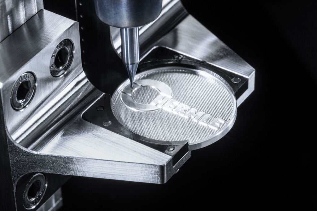 Bearbeitung einer Magnet-PIN-Medaille aus Aluminium