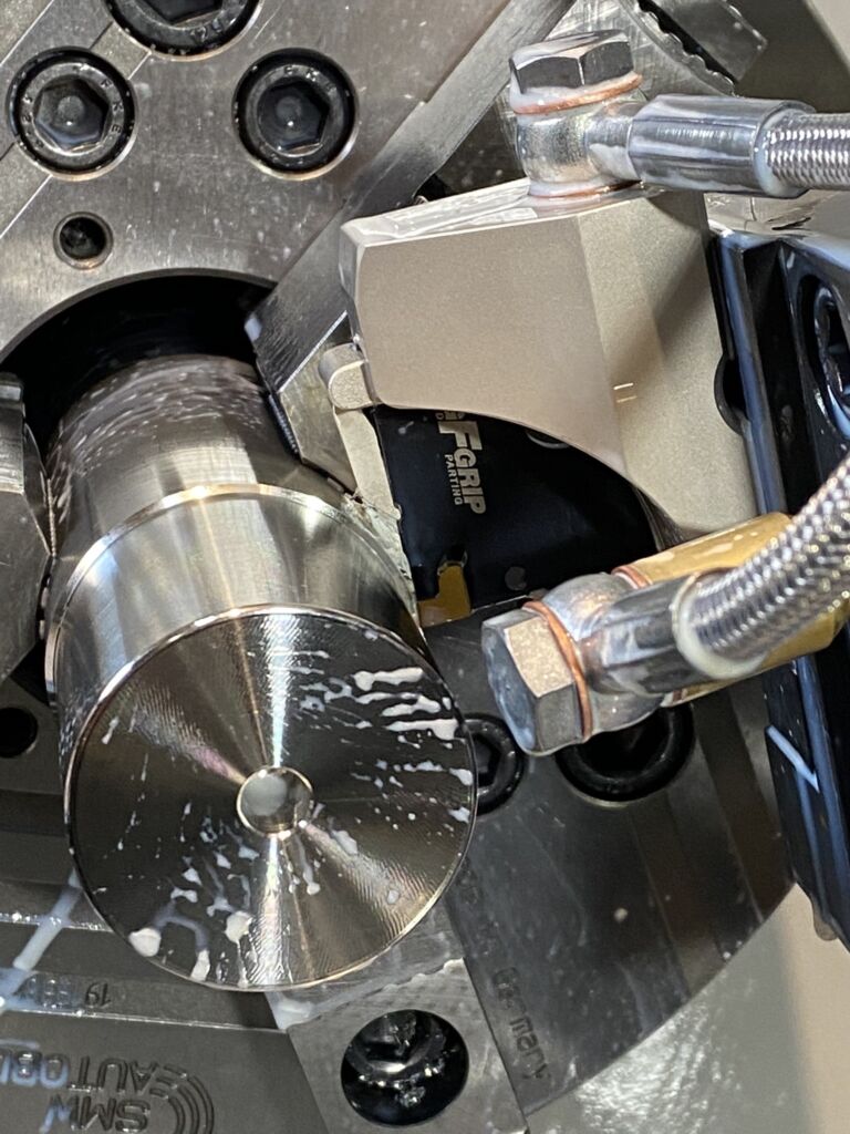 Mit der neuen L&ouml;sung sticht das Team der Technischen Service Werkstatt von Schott die Kappen prozesssicher und leise von der Inconel-Stange.