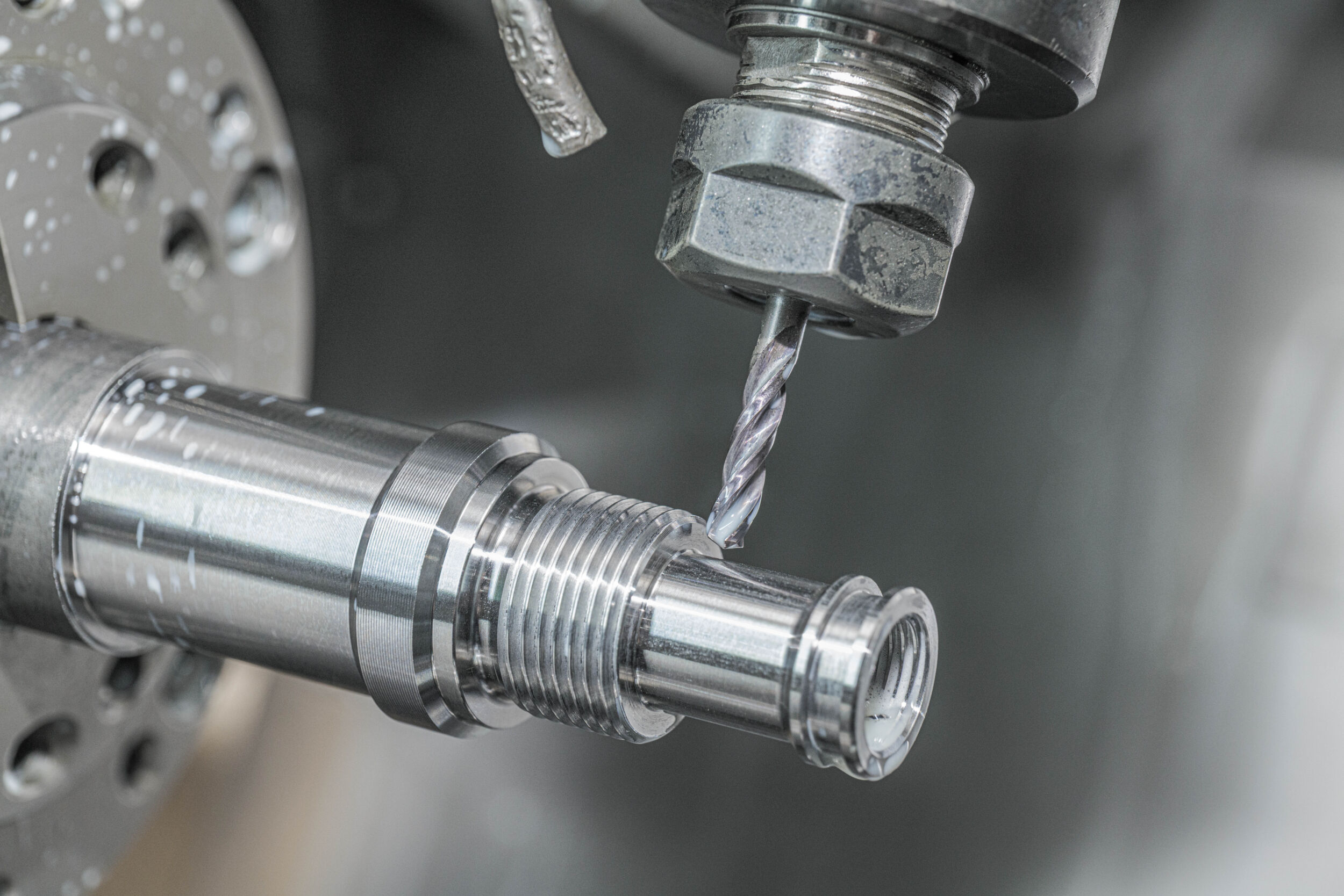 Hydraulik-Gehäuse aus Stahl, eingespannt in der CNC-Maschine: Der ExBurrDrill mit TiAlN-Beschichtung (Durchmesser: 5mm, Z=3) bohrt innerhalb weniger Sekunden die vier Bohrungen, ohne dass diese im Nachgang entgratet werden müssen. So kommt das Werkstück f