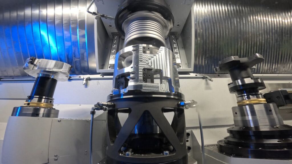 F&uuml;r den zweiten Bearbeitungsschritt wird das d&uuml;nnwandige Bauteil in den Spalt zwischen Innen- und Au&szlig;enwerkzeug gefahren.