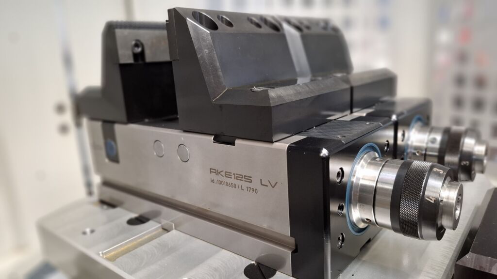 Zuverl&auml;ssig und hochpr&auml;zise: der RKE125 LV &ndash; aufgrund der ausgezeichneten Erfahrungen ist aktuell die Anschaffung weiterer 45 R&ouml;hm-Spannmittel geplant.