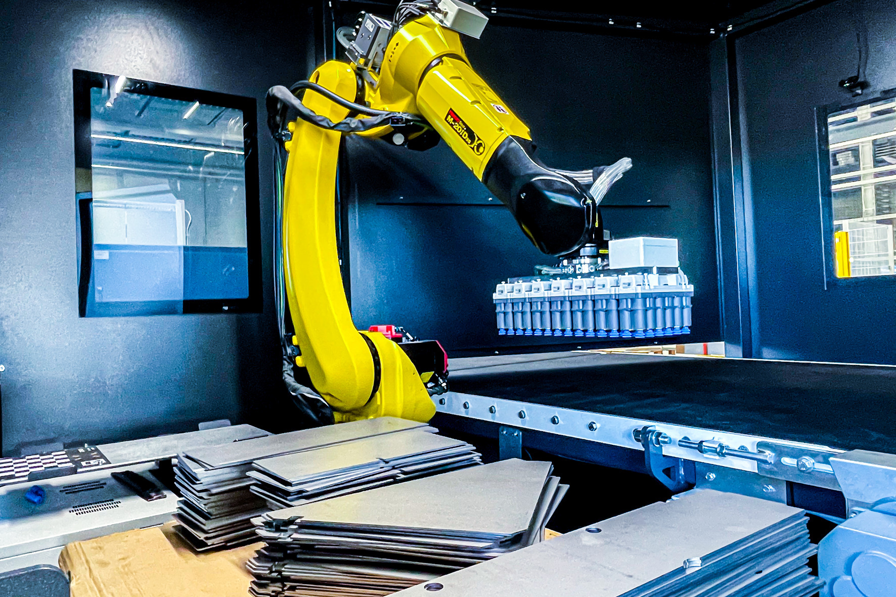 Success-Story: KI-Power für die Blechfertigung Das Solution Kit ivOS Sheet Metal von Schmalz besteht aus einem Softwarepaket, einem intelligenten Vakuum-Matrixgreifer und 3D-Vision-Sensoren.