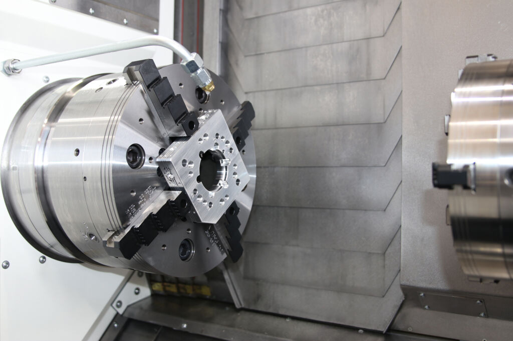 Absolute Flexibilit&auml;t in der Werkst&uuml;ckspannung: Das neue kraftbet&auml;tigte Rota THW3 2+2 Ausgleichsfutter mit Backenschnellwechselsystem spannt unterschiedliche Werkst&uuml;ckgeometrien zuverl&auml;ssig - von rund und eckig bis hin zu komplexen Formen. 