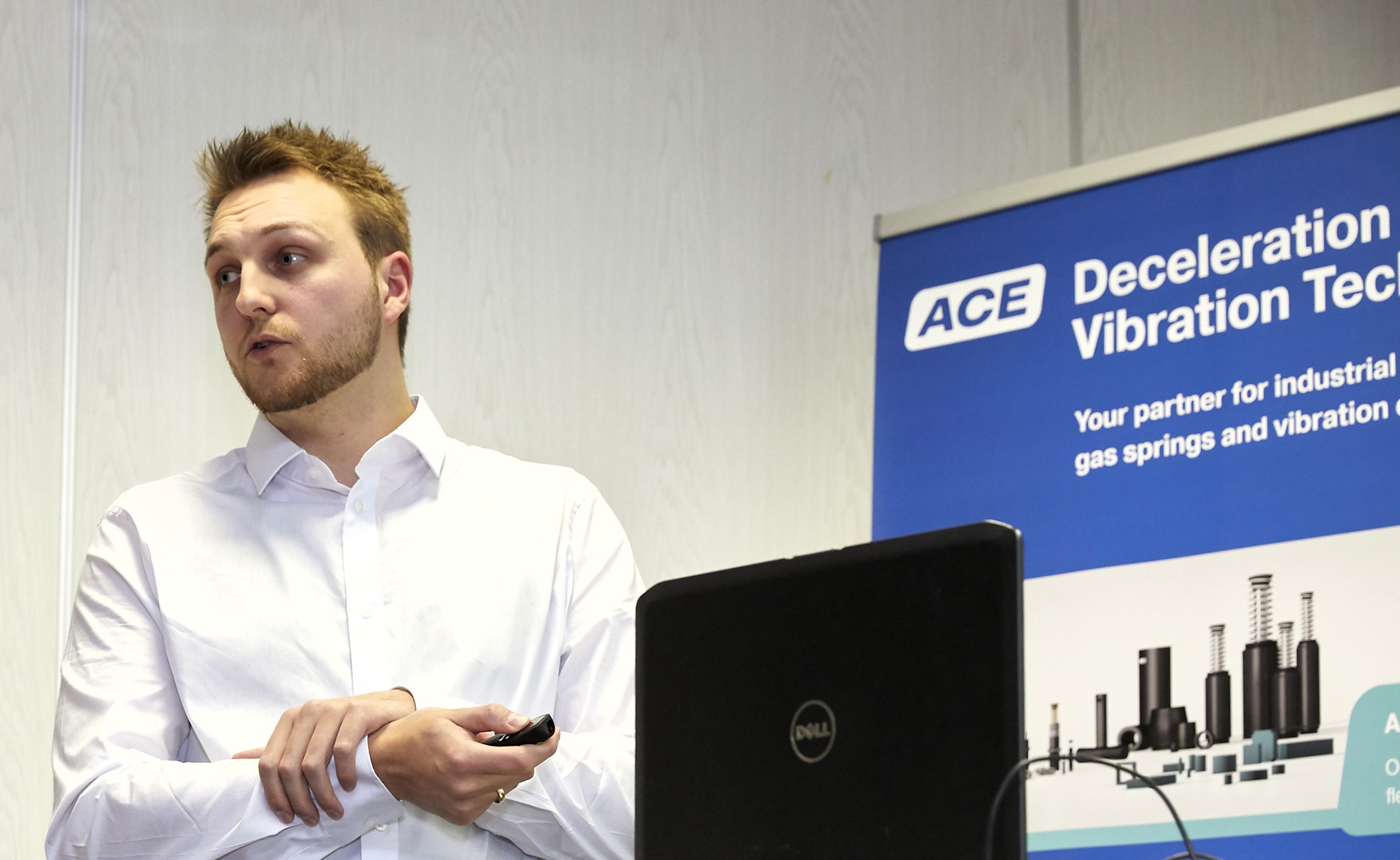 "Unseren Partnern bei KeyTec Netherlands war eine sensible Hinderniserkennung wichtig, die wir über unsere Software zusammen eingestellt haben", berichtet Produktmanager Robin Hilke. "Dabei sind wir von Krafteinwirkungen von geschätzt 30N an der Vorderkante beim Schließen der Haube ausgegangen. Damit werden Hindernisse - z.B. Finger oder Hände - erkannt und die Bewegung stoppt innerhalb von Millisekunden, bevor Verletzungen oder Schäden entstehen."