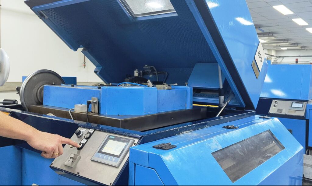 An den Hauben der Werkzeugmaschinen wirken Aktuatoren wie 'Industrial Powerise' und Industriegasfedern nun gemeinsam, um Ergonomie und Sicherheit f&uuml;r das Personal auf eine neue Stufe zu heben.