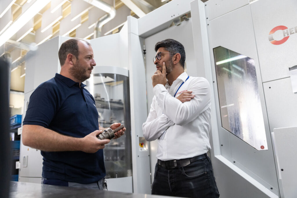 Leuka-Fertigungsleiter Michael Mangold (l.) und Baris Dogan, Technical Sales Engineer bei Ceratizit, sind hochzufrieden mit dem neu entwickelten 
Fr&auml;ser zur Titanbearbeitung.