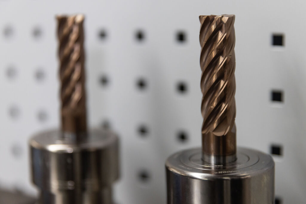 Der Fr&auml;ser ist mit einem variablen Drallwinkel ausgestattet, der zu h&ouml;heren Schnittgeschwindigkeiten sowie verbesserten Oberfl&auml;cheng&uuml;ten bef&auml;higt.