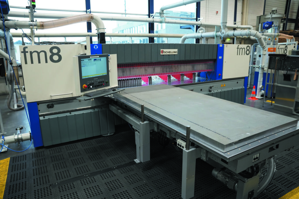 Leichtes sicheres Man&ouml;vrieren: Die fm8-S&auml;ge mit Luftkissen-Drehtisch inklusive versenkbaren Zylindern verk&uuml;rzt den Zeitaufwand deutlich um 15 bis 20 Prozent, steigert die Produktivit&auml;t und schont die Oberfl&auml;chen. 