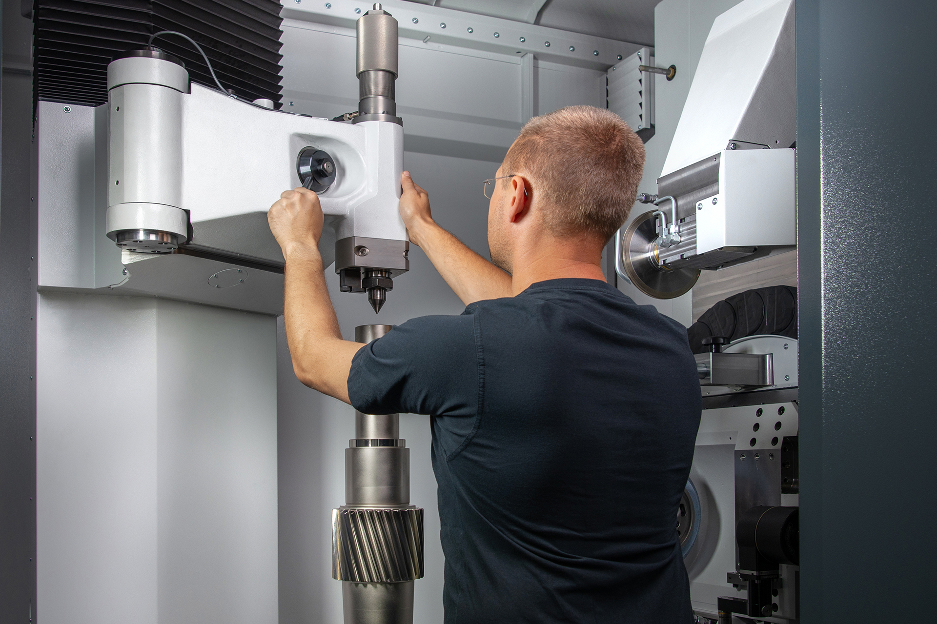 Der Reitstock ist wegschwenkbar und stufenlos justierbar auf einen Spitzendruck bis 2.000N.