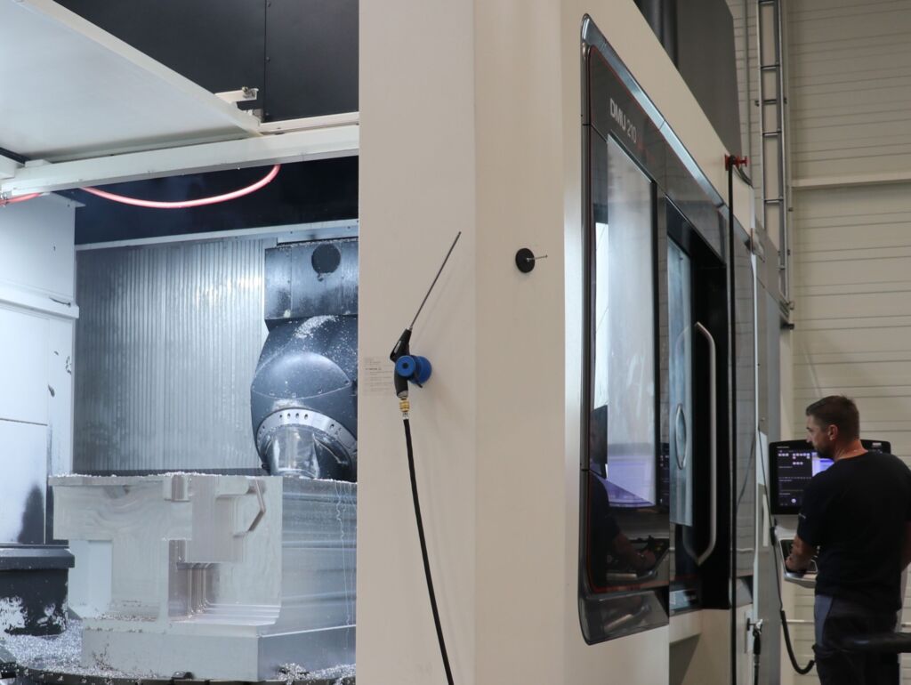 Fast 3.000kg wiegt dieser Rohling, der auf der DMG Mori DMU 210 &uuml;ber viele Stunden zerspant wird. Das Ergebnis ist ein hochpr&auml;zises Geh&auml;useteil mit weniger als 250kg Gewicht.