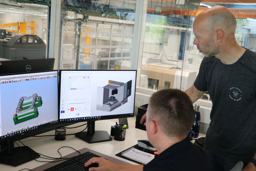 Bei Zeltwanger Maschinenbau - rechts Wolfgang Pfeiffer, Leiter der CAM-Programmierung - werden alle Fr&auml;s-, Dreh-Fr&auml;s- oder Fr&auml;s-Drehprogramme mit dem CAD/CAM-System Hypermill von Open Mind erstellt. Ein wichtiges Tool f&uuml;r sichere Bearbeitungen ist das Hypermill Virtual Machining. 