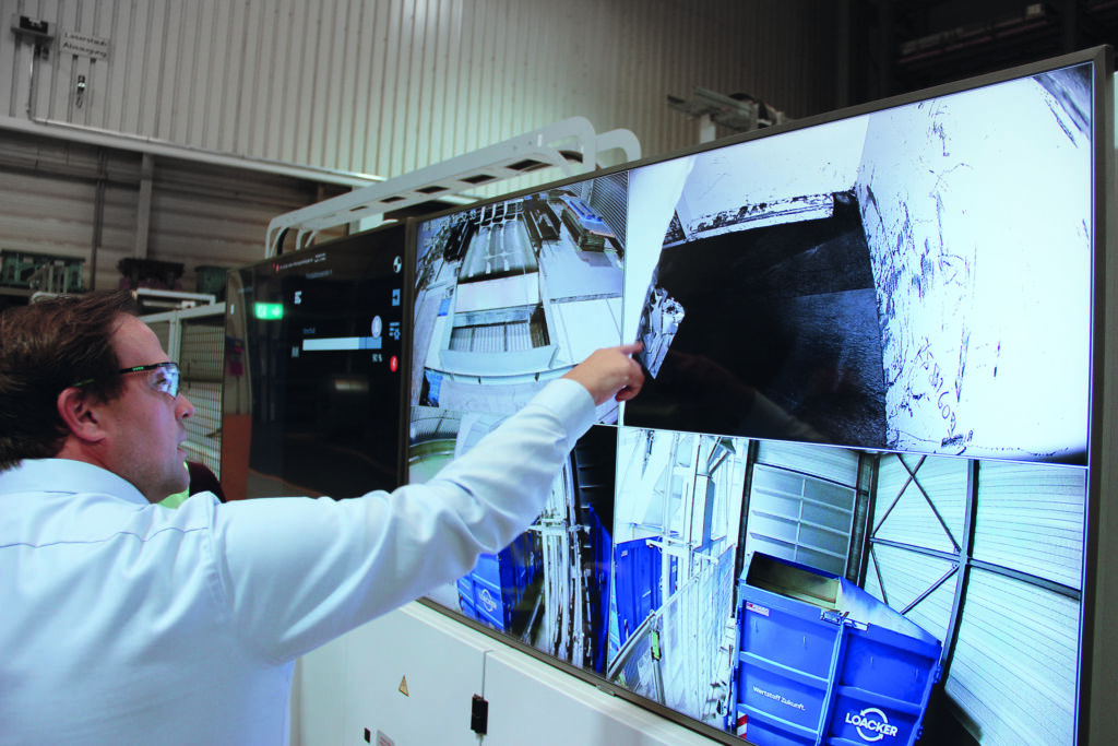 Florian Hammel von Agco Fendt prüft am Visualisierungs-Display den Betriebsstatus
des Systems. Kamera-Ansichten vereinfachen die visuelle Kontrolle.