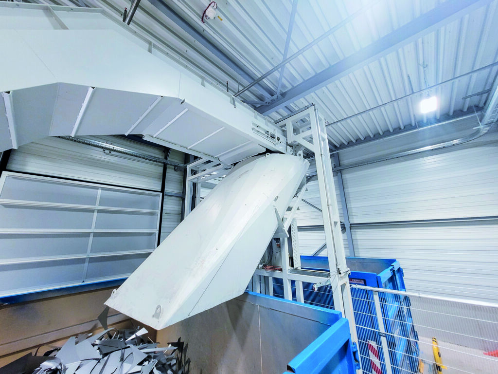 Das System verfügt über verschiedene Abwurfpositionen zur optimalen Befüllung der Container. Eine Verteilrutsche wählt automatisch den zu füllenden Container aus. Ist der maximale Befüllungsgrad eines Containers erreicht, wird der zuständige Mitarbeiter b