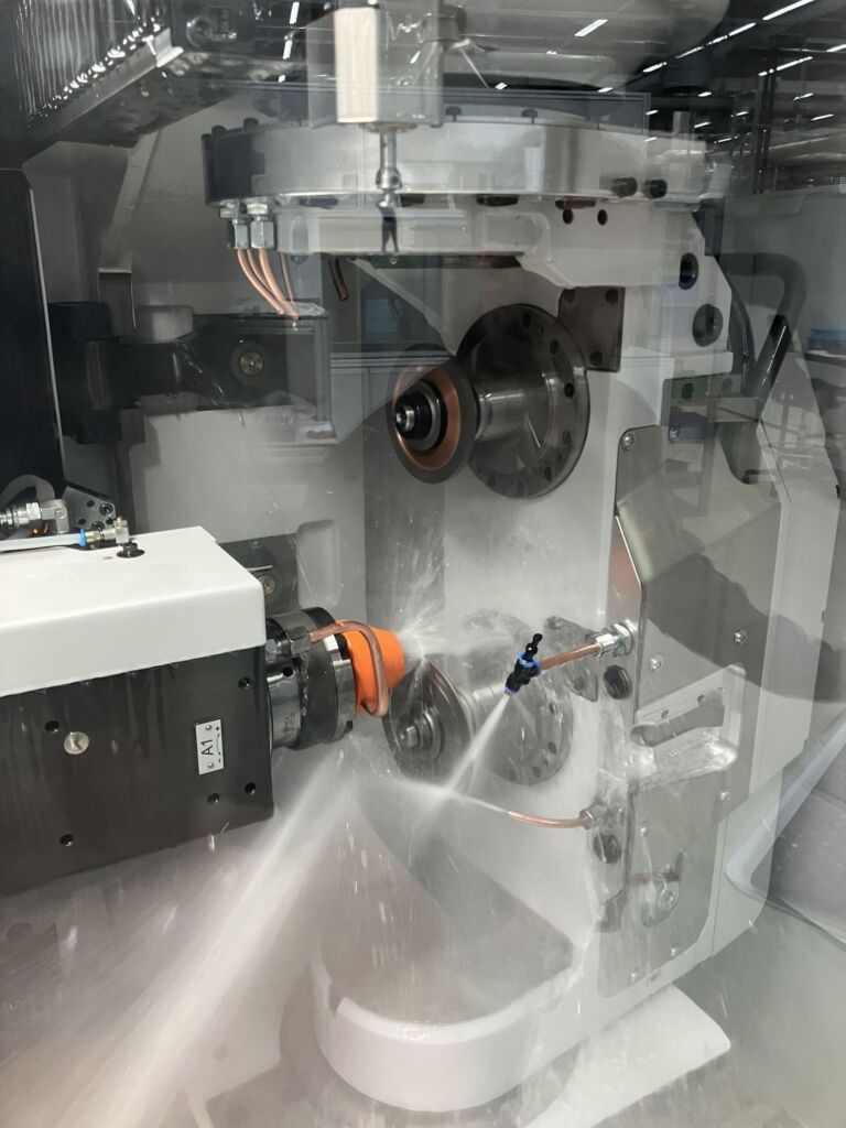 Mit der Vollmer Schleifmaschine VGrind 360S und dem Palettenmagazin HP 170 fertigt das Unternehmen Myonic mannlos und rund um die Uhr seine Hartmetallwerkzeuge f&uuml;r den Eigenbedarf. 