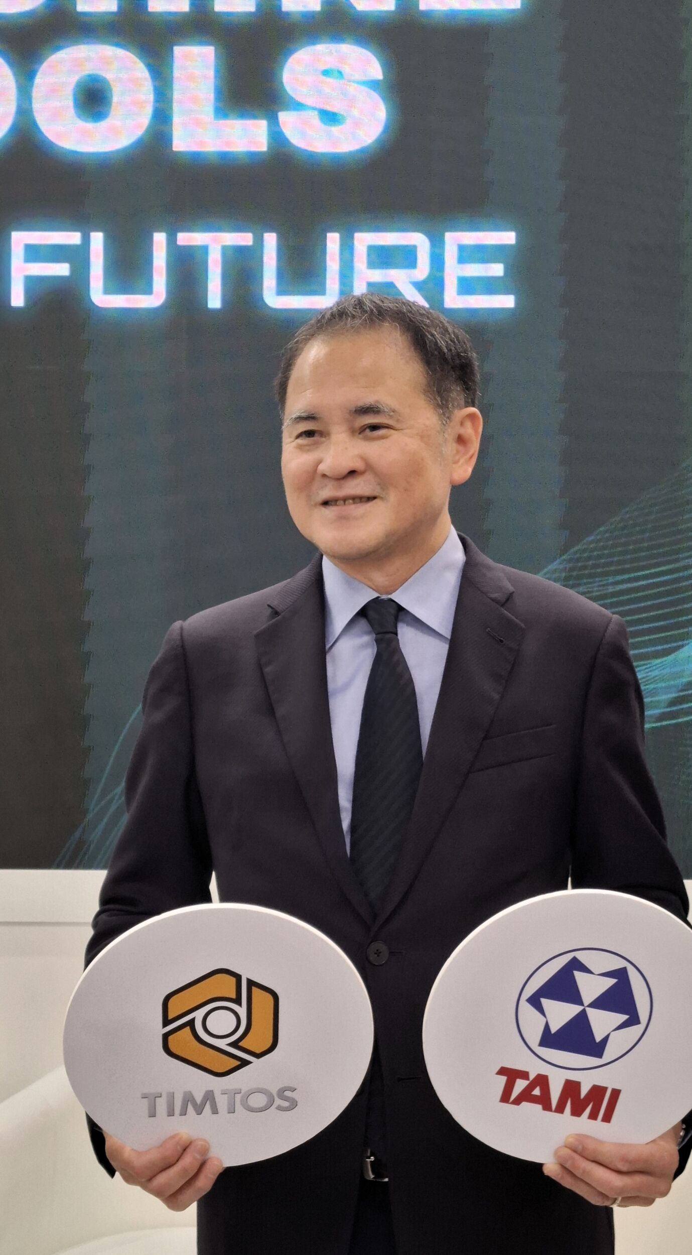 "Um unsere Maschinen und die Abläufe produktiver zu gestalten, kommen spezielle Sensoren und DigitalTwin-Technologien zur Anwendung. Sie befähigen unsere Kunden dazu, Anlagen virtuell abzubilden, Prozesse zu testen und so die Produktionsk." David Chuang, Firma David Chuang: "Um unsere Maschinen und die Abläufe produktiver zu gestalten, kommen spezielle Sensoren und Digital-Twin-Technologien zur Anwendung. Sie befähigen unsere Kunden dazu, Anlagen virtuell abzubilden, Prozesse zu testen und so die Produktionskosten zu senken."