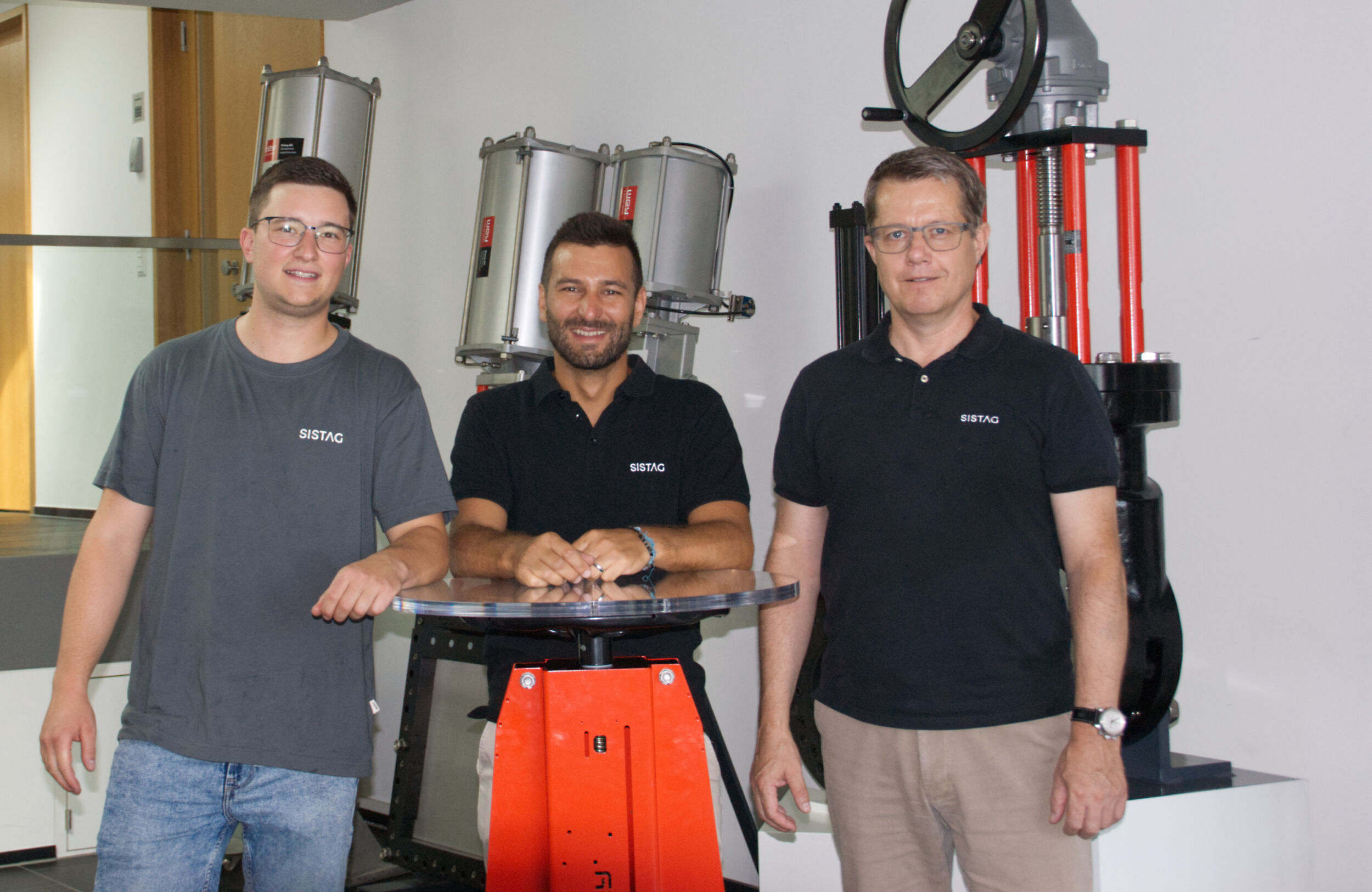Nahmen mit einem Team von f&uuml;nf Mitarbeitenden die Vernetzung zu einem Gro&szlig;teil selbst in die Hand (v.l.): Joel Zemp (Stellvertretender Produktionsleiter und MMS-Experte), Produktionsleiter Pascal Metry sowie Christian Zberg, Leiter Technik und Mitglied der Gesch&auml;ftsleitung.