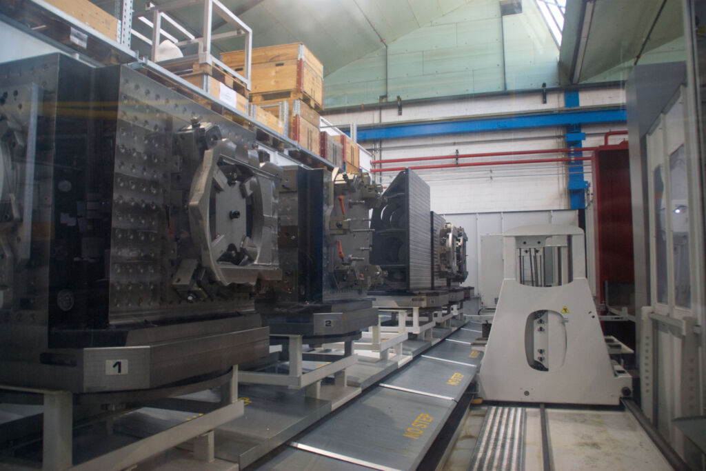 Blick in den FPC-3000, in den Sistag 2023 investierte: Das Kompaktsystem, an das eine OKK HM 1000 angebunden ist, integriert sechs Palettenpl&auml;tze. 