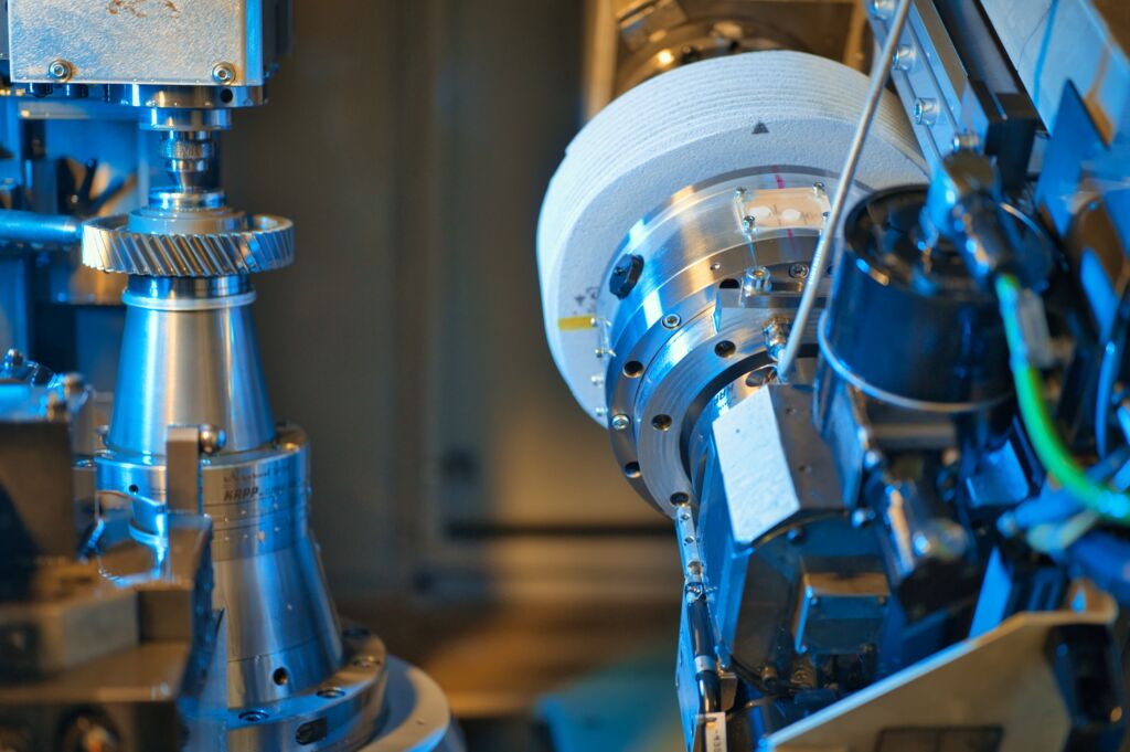 Das hochsensitive mitrotierende Messsystem kommt zur Prozessüberwachung beim Wälzschleifen zum Einsatz.