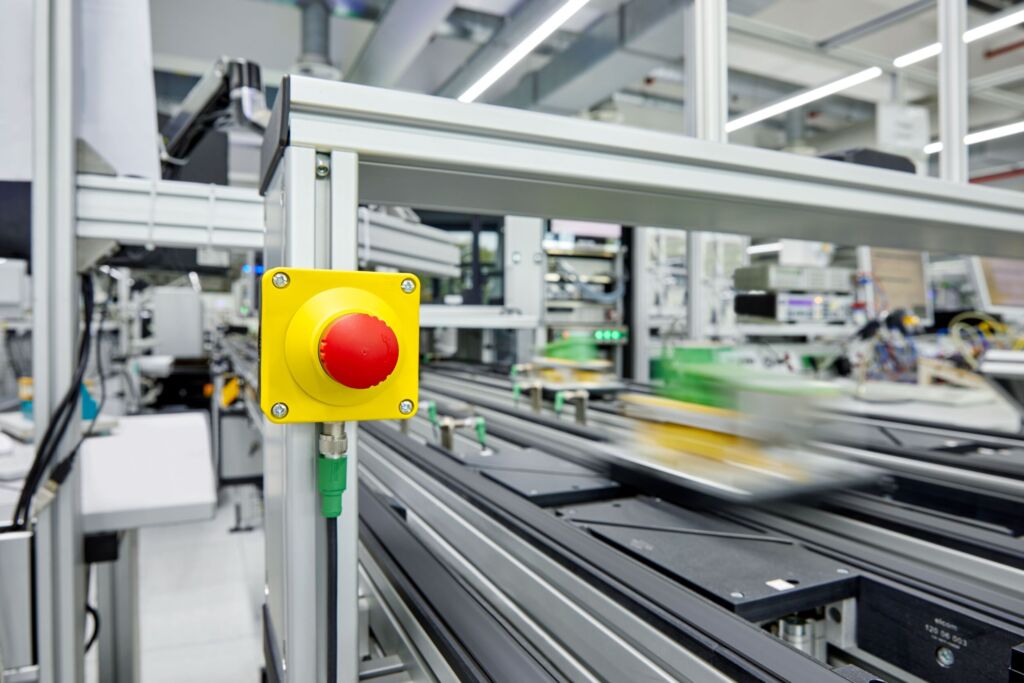 Applikation mit Not-Halt-Schalter: Die geforderte Not-Halt-Funktion l&auml;sst sich 
zweikanalig realisieren und entspricht so auch hohen Sicherheitsanforderungen. 