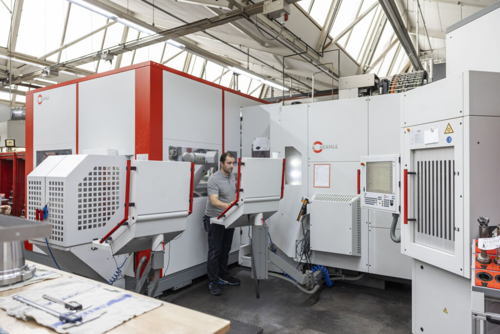 Seit 2016 nutzt Diebold eine C 42 U in Kombination mit dem Robotersystem RS 2. Die nahtlose Kommunikation zwischen Bearbeitungszentrum und Robotik optimiert den Arbeitsablauf und minimiert Ausfallzeiten.