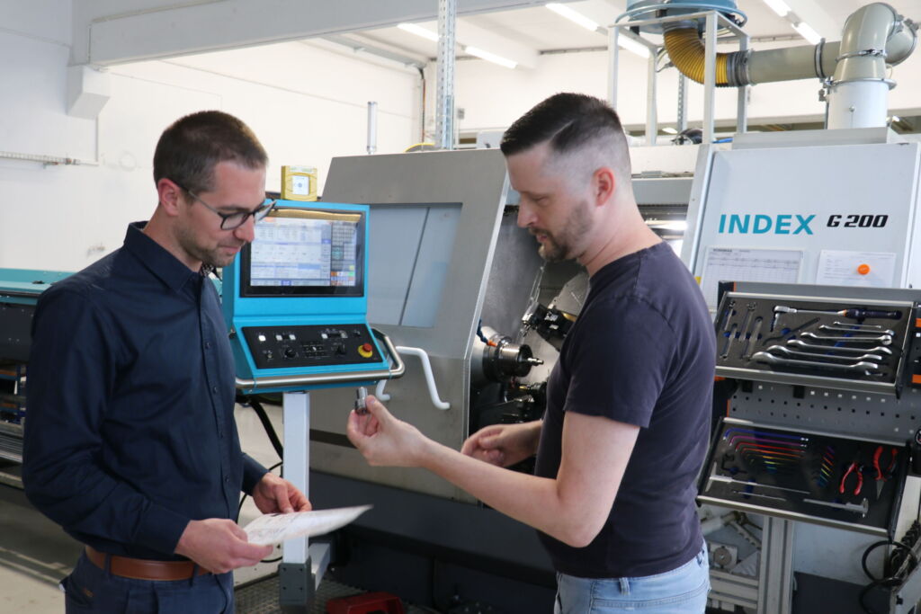 Teamleiter Kevin Frantzen (l.) bespricht mit seinem Mitarbeiter Benjam Ottovordemgenschenfelde aktuelle Bearbeitungsstrategien.