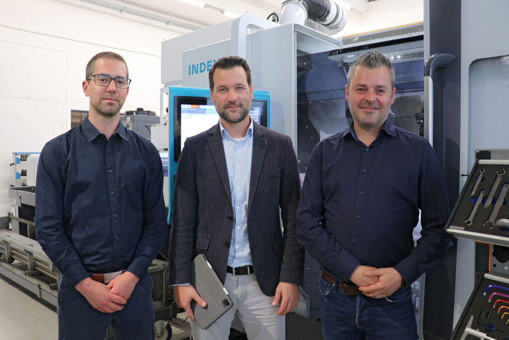 Die Schumag-Mitarbeiter Kevin Frantzen (l.) und Christoph Daniels nehmen den Index Gebietsverkaufsleiter G&ouml;kmen Karaca gerne in ihre Mitte: "Von ihm bzw. Index werden wir perfekt unterst&uuml;tzt." 