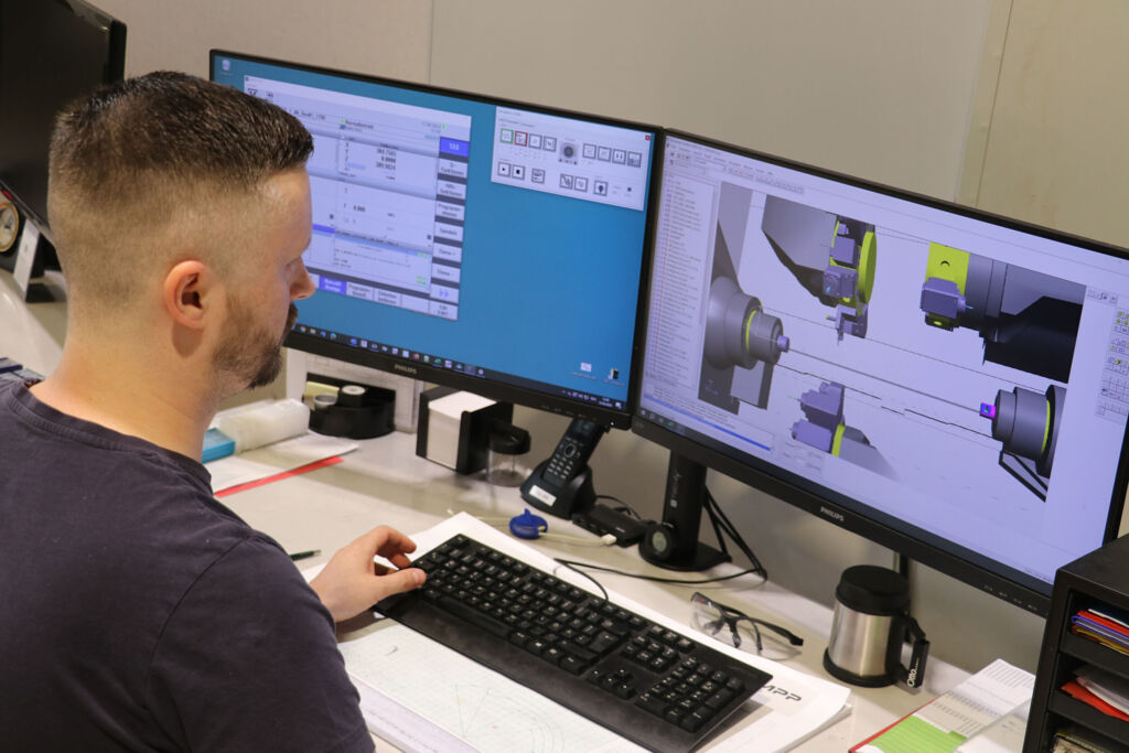 Schumag-Kurzdrehspezialist Benjamin Ottovordemgenschenfelde programmiert am PC mit der Index 'Virtuellen Maschine': "Durch die anschlie&szlig;end am PC durchgef&uuml;hrte Kollisionsbetrachtung wissen wir schon bevor wir den Artikel bemustern, ob die Verfahrwege ausreichen - und wir erhalten eine klare Aussage zur Taktzeit." 