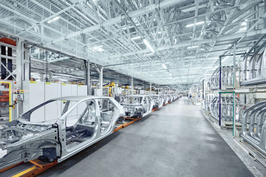 Karosseriebau in der Automobilindustrie: Der Hybridmotorstarter von Phoenix Contact ist in einem breiten Anwendungsfeld f&uuml;r Elektromotoren bis zu 3,5kW einsetzbar.