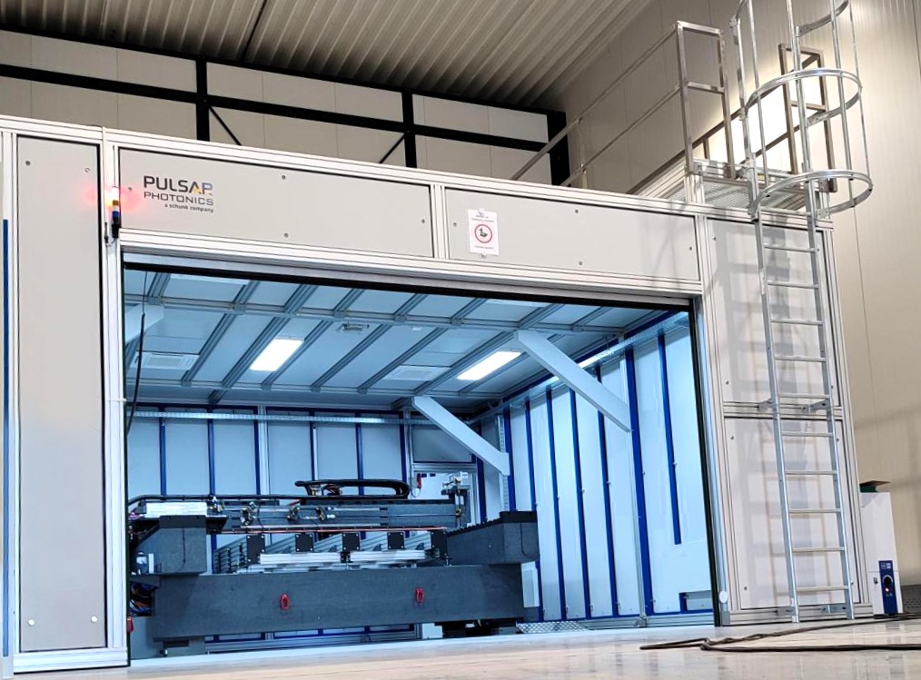 Br&uuml;cken-Technologie: Das modulare Gantrysystem RDX2800 gestattet mit mehreren Arbeitsstationen die ultrapr&auml;zise Lasermikrobearbeitung von maximal 2,5x1,5m gro&szlig;en Flachbauteilen. 