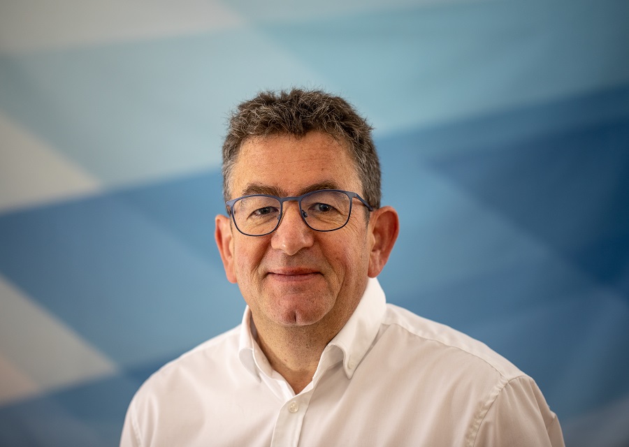 Henning Felber ist seit &uuml;ber 20 Jahren bei Coscom t&auml;tig. Das komplexe Digitalisierungskonzept von f&uuml;nf Standorten wurde anhand der Ist-Aufnahme von ihm entworfen und umgesetzt.