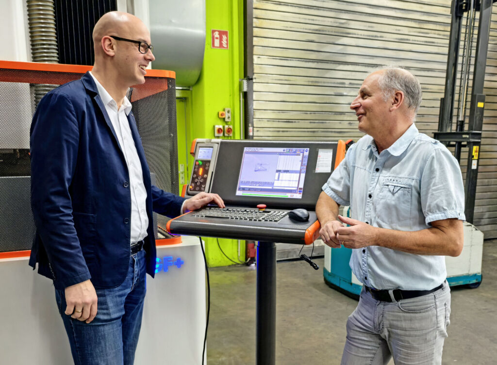 Erfolg macht Freu(n)de: Apppex-Gesch&auml;ftsf&uuml;hrer Dr. Frank Breitinger (rechts) und GF-Vertriebsingenieur Bj&ouml;rn F&auml;rber an der Steuerung der Senkerodieranlage Form X 600. 