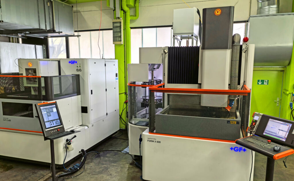 Die Produktivit&auml;t der neuen Erodieranlagen Form X 600 (Senkerodieren, rechts) sowie Cut E 600 (Drahterodieren) von Agie Charmilles 
liegt im Vergleich zur fr&uuml;her verwendeten Ausr&uuml;stung um etwa den Faktor 2,5 h&ouml;her.